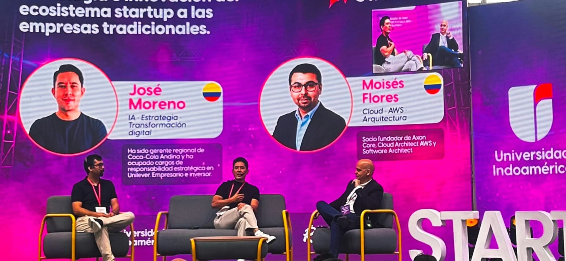 Una mesa dedicada a tecnología y transformación empresarial, con José Moreno y Moisés Flores anunciados en pantalla.