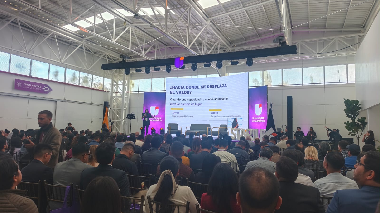 El público sigue una sesión sobre la transformación del valor en la economía de la innovación.
